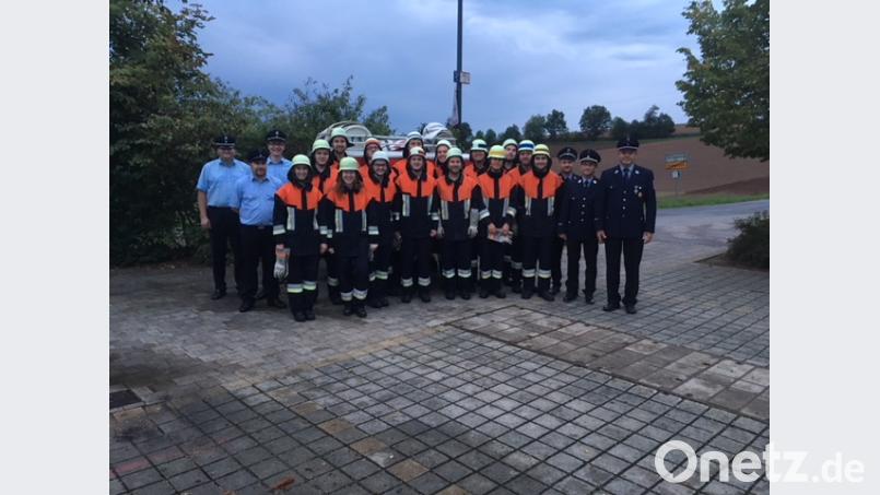 Aktive der Feuerwehr Pursruck absolvieren eine Leistungsprüfung (vorne, von links): Alexander Zeitler, Patrizia Donhauser, Magdalena Biehler, Katharina Biehler, Sebastian Gebhard, Florian Gebhard, Andreas Heinrich, Daniel Schäffer, Kommandant Werner Gottschalk und Vorsitzender Erich Deichl; hinten, von links): die Kreisbrandmeister Helmut Braun und Armin Daubenmerkl, Wolfgang Schadl, Markus Schäffer, Martin Heinrich, Markus Schadl, Peter Reinhold, Christian Lindenthal, Lorenz Reinhold, Stefan Schadl und Kommandant Günther Rumpler. Bild: exb