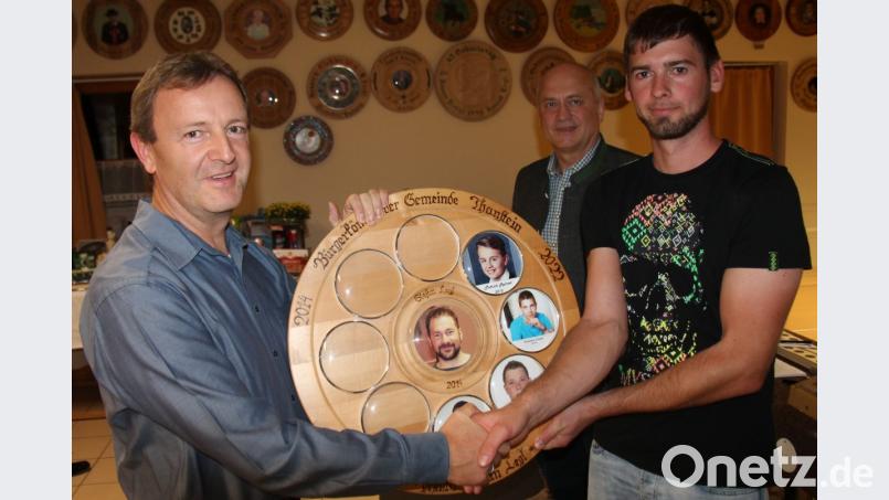 Der neue Bürgerkönig Wolfgang Braun (links) bekam durch Vorjahressieger Christian Bucher die Königsscheibe überreicht. Bürgermeister Walter Schauer gratulierte. Bild: dl