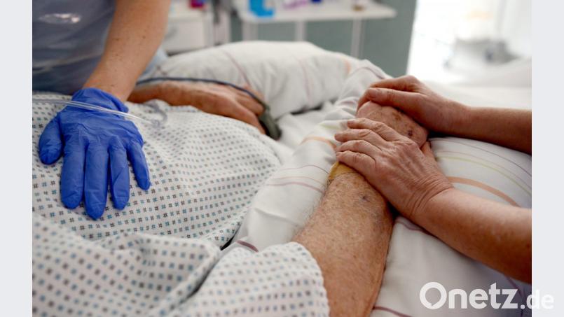 Eine Zwangsgemeinschaft von oftmals alleine gelassenen Angehörigen und überforderten Pflegekräften versucht das bestmögliche für den Patienten herauszuholen. Bild: Patrick Seeger/dpa
