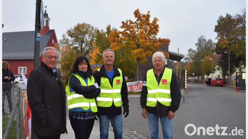 Auch Klaus Lehl (links), dritter Bürgermeister von Eschenbach und ehemaliger Betriebsratsvorsitzende für die Beschäftigten des Truppenübungsplatzes mischte sich unter die Streikenden. Bild: rgr