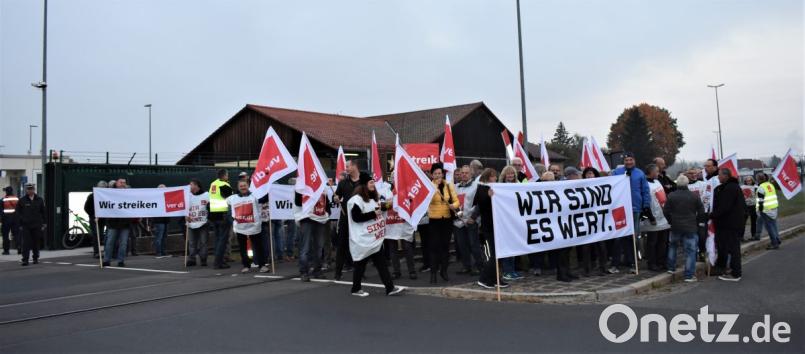 "Wir sind es wert" bekräftigen die Streikenden an der Wache 3 in Grafenwöhr. Bild: rgr