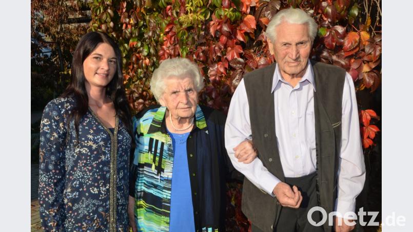 Rosa Bauer feierte am Montag ihren 90. Geburtstag. Ehemann Wilhelm und ihre einzige Enkelin Veronika, auf die sie sehr stolz ist, weichen ihr nicht von der Seite. Im nächsten Jahr steht schon das nächste große Fest an. Bild: dob