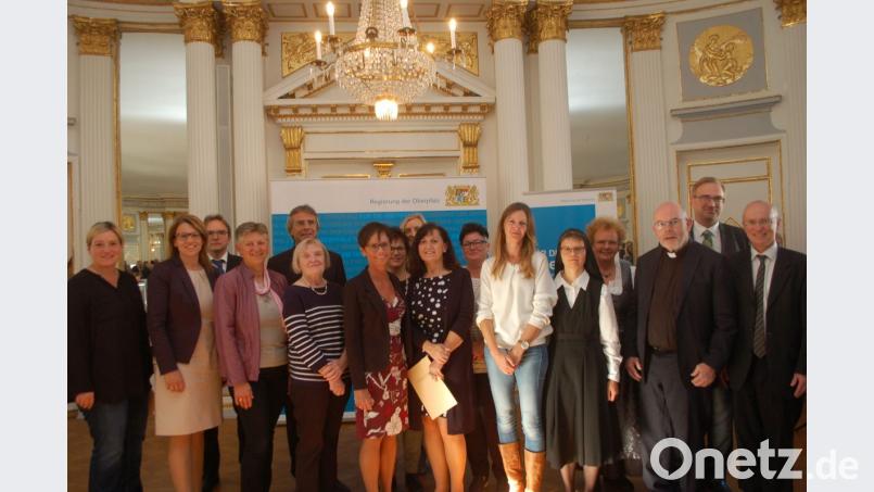Ministerialdirektor Karl Michael Scheufele (rechts) und Regierungspräsident Axel Bartelt (Fünfter von links) gratulierten den Preisträgern aus dem Landkreis Schwandorf. Bild: Hanna Gibbs