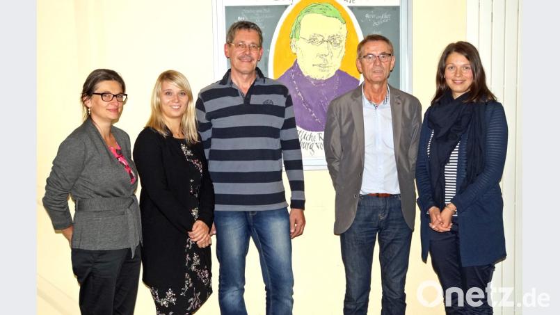 Beim Realschul-Förderverein ist eine neue Führung gewählt. Rektorin Diana Schmidberger (von links) gratulierte Kassiererin Sandra Meier, Kassenprüfer Gerhard Winderl, Vorsitzendem Bernhard Lehner und seiner Stellvertreterin Felicitas Mandon Bild: agr