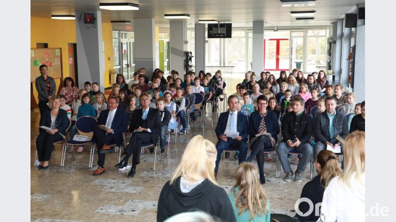 In der Schulaula ist die Preisverleihung an die Sieger des Europäischen Wettbewerbs mit Ehrengast Regierungspräsident Axel Bartelt (sitzend, Dritter von links). Bild: njn