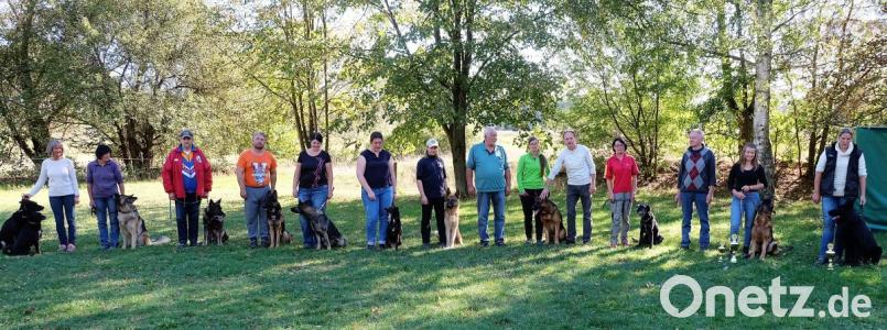 Die Hundeführer waren nach bestandenen Prüfungen mächtig stolz auf ihre Vierbeiner. Der Verein für Deutsche Schäferhunde, Ortsgruppe Etzenricht, ist auch offen für andere Rassen. So absolvierten die Prüfungen auch ein Schnauzer und ein Mix. Bild: wlr