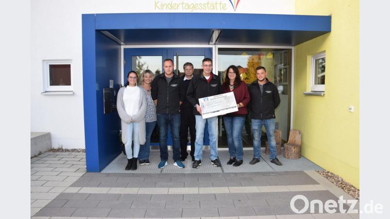300 Euro überreicht Michael Beer, Vorsitzender des DC Marktstüberl (Dritter von rechts) an Kita-Leitung Sonja Kick (Zweite von rechts). Pfarrer Norbert Götz (Vierter von links) und Erzieherin Martina Lorenz (Zweite von links) bedanken sich auch bei Nina Rittner (links), Manuel Grünauer (Dritter von links) und Fabian Baier (rechts). Bild: fla