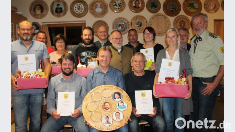 Den Mannschafts- und Einzelsiegern des 17. Bürgerschießens überreichten Bürgermeister Walter Schauer (hinten, Mitte) und Schützenmeister Ludwig Dirscherl (rechts) ihre Preise. Im Vordergrund präsentiert Bürgerkönig Wolfgang Braun seine Siegerscheibe, flankiert von seinen Vertretern Thomas Babl und Werner Schwendner. Bild: dl