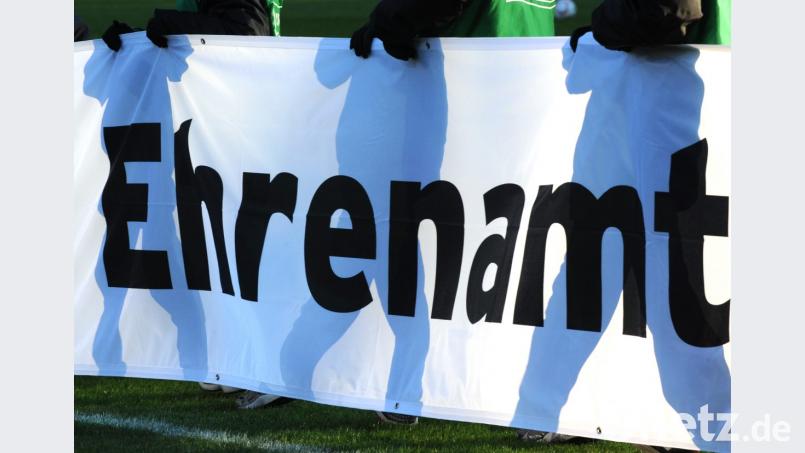 Fast jeder zweite Bayer über 14 Jahre engagiert sich laut einer Studie ehrenamtlich. Trotzdem müssen Vereine dichtmachen, weil es an Nachwuchs fehlt – auch in der Oberpfalz. Bild: Patrick Seeger/dpa