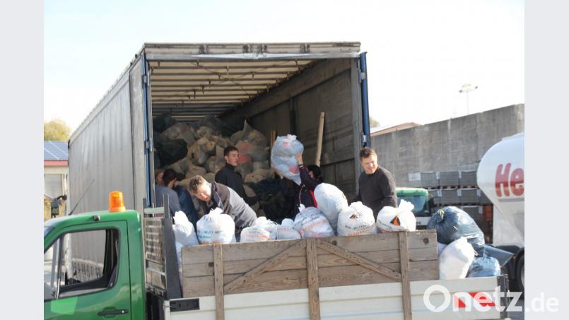 Die fleißigen Helfer von der Kolpingsfamilie Oberviechtach hatten mit dem Einsammeln und Verladen der Altkleidersäcke gut zu tun. Bild: frd