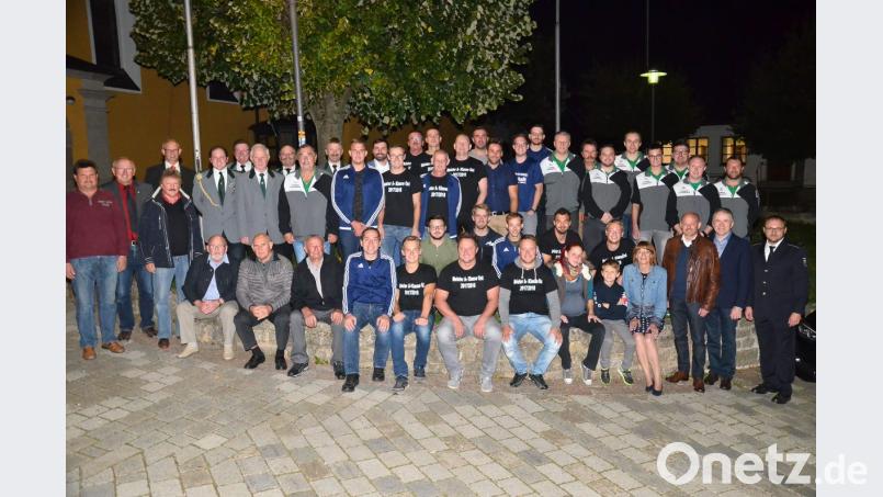 Jason Ach (vorne sitzend, Zweiter von rechts) krönt als Jüngster die Sportlerehrung der Marktgemeinde Waidhaus, bei der die Vereine "Allen Neun", TSV, Schützenverein 1864 und Kleintierzuchtverein zum Zuge kommen. Bild: fjo