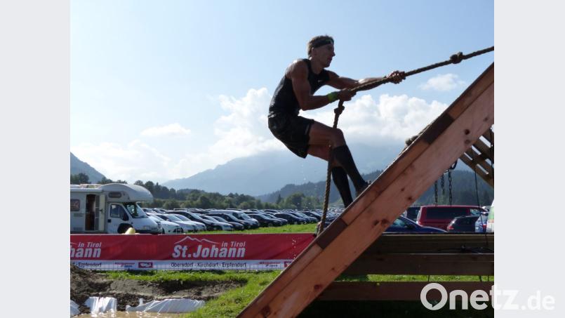 Überwinden einer nassen Wand: Mit Hilfe eines Seils geht es auf der "Slippery Wall" schlüpfrig bergauf und dann auf der anderen Seite über eine Leiter runter. Bild: exb