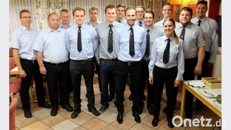 Nach der bestandenen Leistungsprüfung haben die Prüflinge und die Schiedsrichter gut Lachen. Kommandant Michael Roith (hinten, rechts) ist stolz auf seine Truppe. Bild: wlr