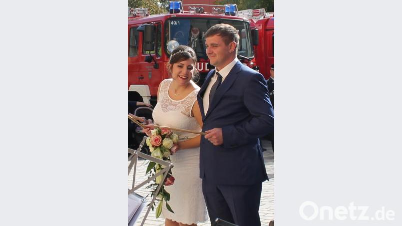 Viele Aufgaben und eine riesige Menschenmenge warten auf Ramona und Markus Mösbauer im Anschluss an die Trauung durch Bürgermeisterin Margit Kirzinger. Bild: fjo