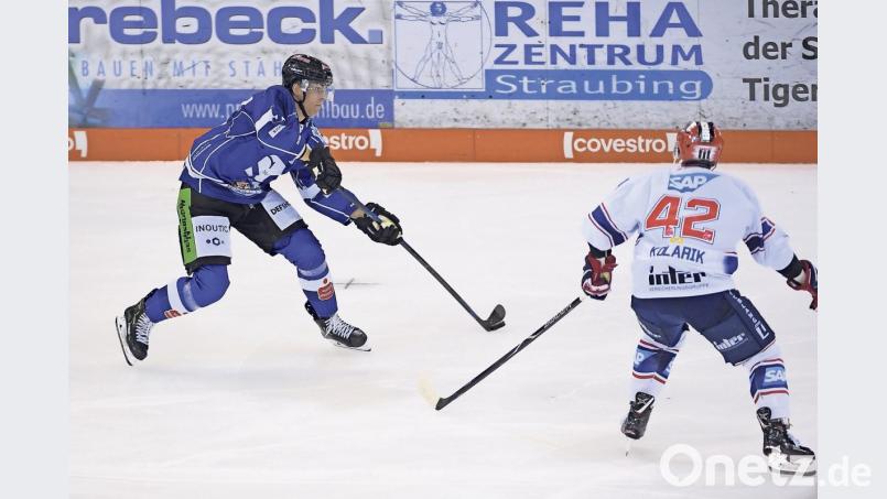 Bei einem seiner ersten DEL-Einsätze: Maximilian Gläßl (links) im Zweikampf mit Chad Kolarik von den Adlern Mannheim. Bild: exb