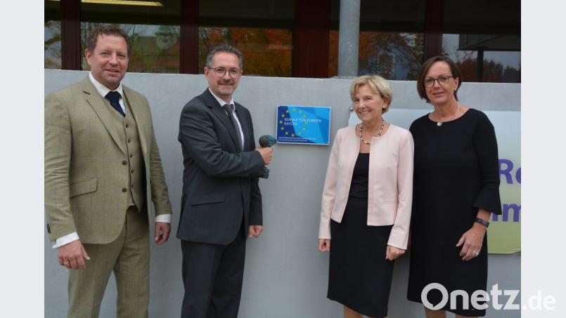 Beim Anschrauben der Plakette im Eingangsbereich, von links Konrektor Reiner Summer, Schulleiter Stephan Drexler, Leitende Realschuldirektorin Maria Kinzinger und die ehemalige Schulleiterin Kerstin Janke Bild: jr