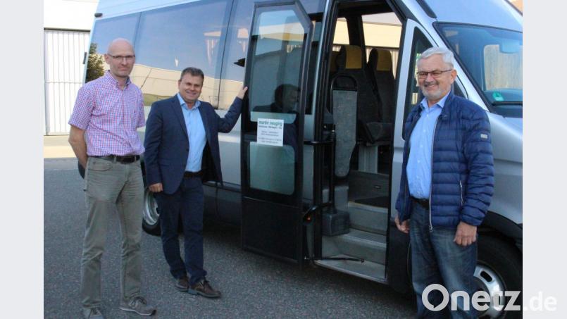 Seniorenbeauftragter Josef Söllner (rechts) freut sich mit Bürgermeister Karlheinz Budnik (Mitte) und dem Busunternehmer Martin Neugirg (links), dass es gelungen ist, einen Einkaufsbus für Senioren ins Leben zu rufen. Bild: Lowak