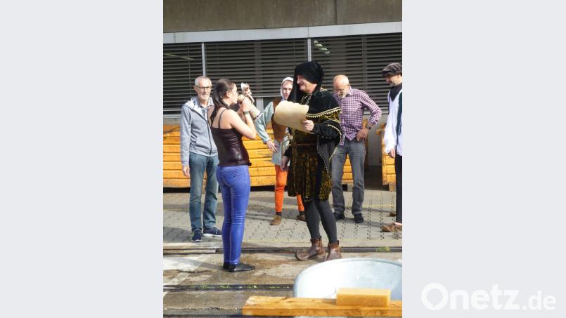 Spritzige Freisprechung von den Sünden der Lehrzeit: Bei „Paragon“ fand eine Gautschfeier statt. Bild: exb