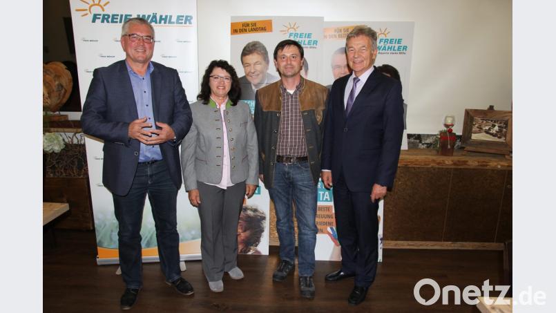 Die Kandidaten der Freien Wähler - von links Richard Tischler und Maria Schlögl für den Bezirkstag, Alfred Jäger und Joachim Hanisch für den Landtag - skizzierten im Restaurant "Miesberg" ihre politischen Ziele. Bild: ral