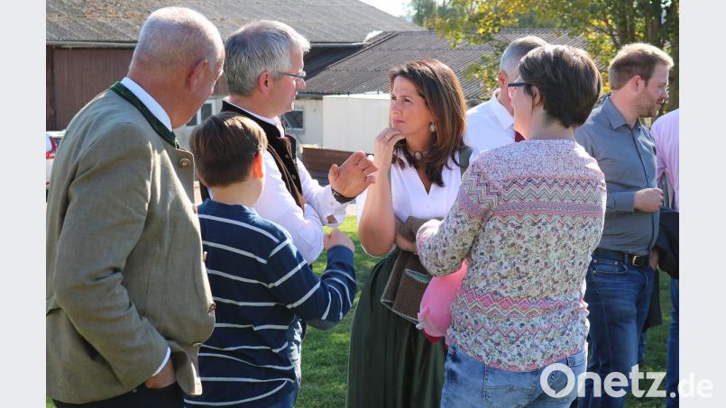 Landwirtschaftsministerin Michaela Kaniber (Zweite von rechts) besucht den Hof der Familie Schönberger (ab Zweiter von links) in Haselmühl und stellt sich den Fragen von Landwirten aus der Region. Bild: anv