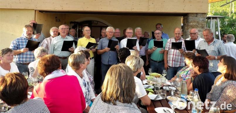 Zur heiteren Stimmung tragen die Lieder der Hahnbacher Sänger bei der Weinprobe teil. Bild: ibj
