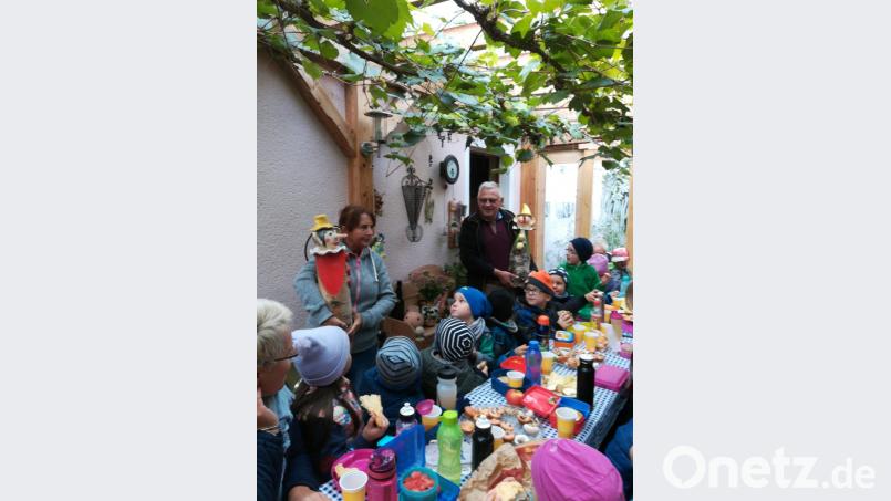 Rudolf Standfest und ein Mitglied des OGV Bärnau überreichen bei der Gartenaktion dem Kinderhaus &quot;Unsere kleine Welt&quot; Pinoccio-Spielfiguren. Bild: exb