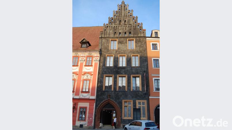 Petra Dubaničová Pažďorová ist stolz auf ihre Heimatstadt: Das renovierte Schirndingerhaus mit seiner schwarzen Fassade. Bild: cgu
