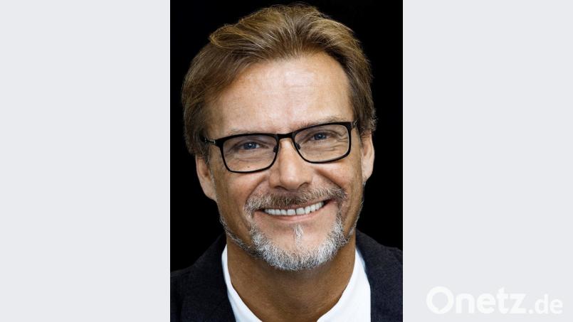 Stefan Tilch nimmt sich der Italo-Pop-Band "I Dolci Signori" an und inszeniert das Musical "Azzurro". Bild: Landestheater Niederbayern