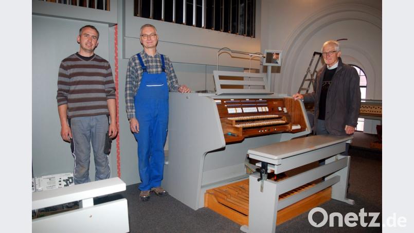 Beim renommierten Orgelbauer Rainer Kilbert (Mitte) aus Lappersdorf und seinem Mitarbeiter weiß Pfarrer Georg Hartl (rechts) die Überholung der Kirchenorgel in guten Händen. Bild: fjo