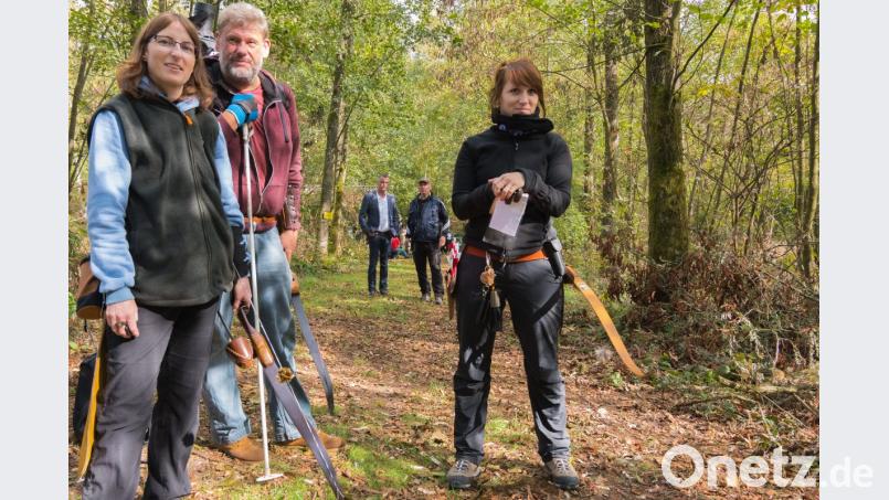 Hirschaus Bürgermeister Herrmann Falk (Hintergrund) lässt sich von Organisator Peter Müller den Bogenparcours zeigen. Die Schützen benötigen keinen Schiedsrichter. In gemischten Gruppen kontrollieren sie sich selbst. Bild: chl