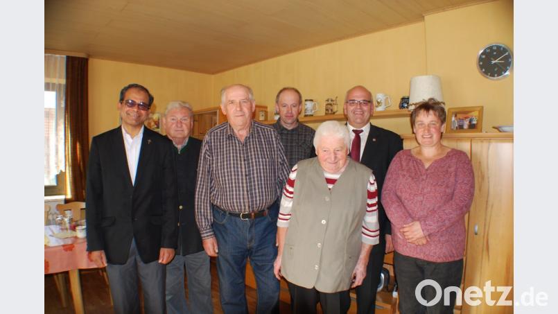 80 Jahre alt wurde Maria Brucker aus Altmugl. Es gratulierten: Tochter Irene Lobinger, Bürgermeister Klaus Meyer, Sohn Klaus, Ehemann Walter, der Seniorenbeauftragte Franz Danhauser und Pfarrer George Parankimalil (von rechts). Bild: enz