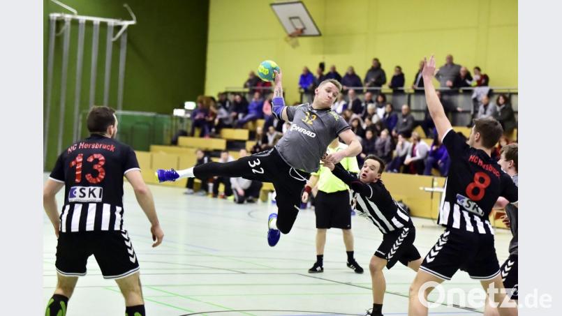 David Zilak (Mitte am Ball) fliegt auch in der neuen Saison für die HG Amberg. Auf seine Tore zählt Trainer Roman Will – am besten gleich im Auftaktspiel zu Hause gegen Absteiger SV Buckenhofen. Bild: Hubert Ziegler