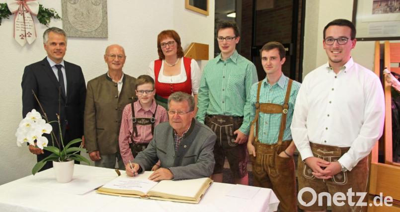 Bürgermeister Thomas Meiler (links) lädt zum Rathausempfang und zum Eintrag in das Goldene Buch ein. Dabei sind unter anderem Willi Jakob, Luca Preisinger, Schützenmeisterin Bettina Gillitzer-Sailer, Josef Pohl, Konstantin Sailer, Marco Vogl und Maximilian Sailer (von links). Bild: nm
