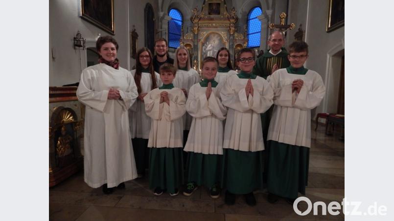 Der vier neuen Ministranten mit ihren Gruppenleitern, Pfarrer Johann Hofmann und Pastoralreferentin Maria Wagner. Bild: exb