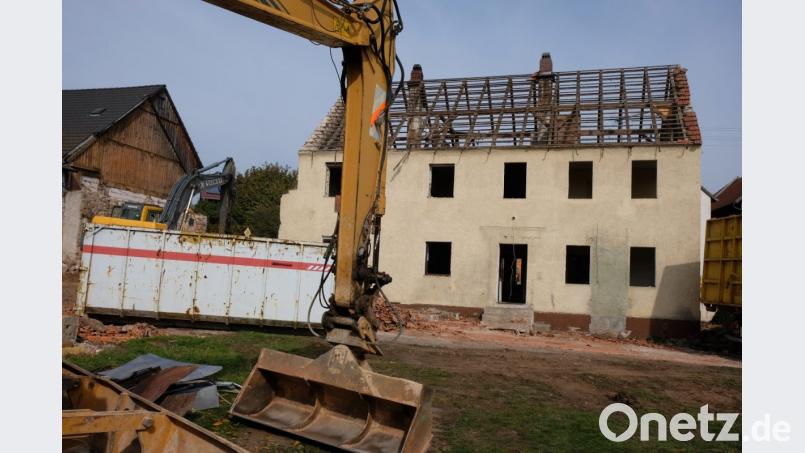 Der Abbruch von Wohnhaus und Scheune in der Vorbacher Hauptstraße durch die Eschenbacher Tiefbaufirma Bitterer ist in vollem Gang. Auf dem Gelände baut die Gemeinde 2019 ein Wohnhaus für sechs Familien. Bild: do