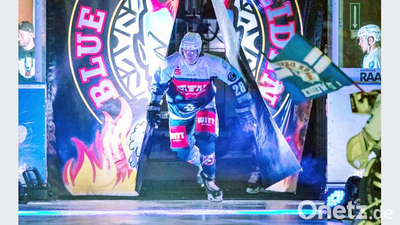 Gänsehaut-Moment: Florian Lehner beim Einlaufen ins Weidener Eisstadion. Der 18-Jährige gehört heuer zum festen Stamm des Eishockey-Oberligisten. Bild: T. Neubert Photography/EVW