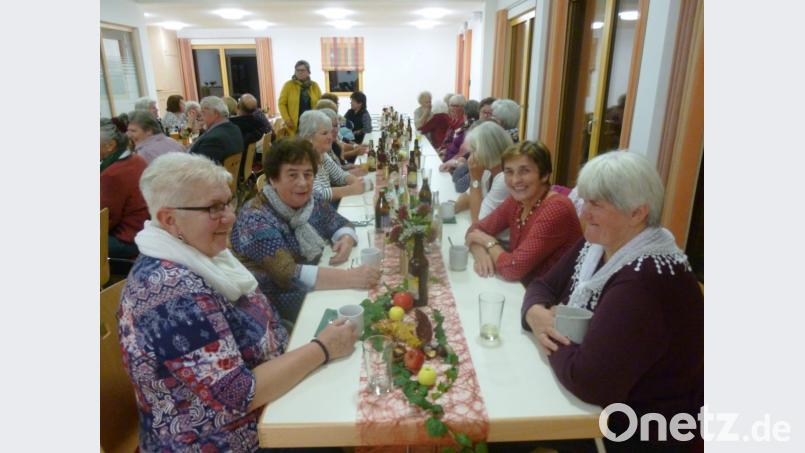 Das Trio Z'sammg'stimmt unterhält die Gäste beim Hutzaabend des Frauenbundes im herbstlich geschmückten Pfarrheim St. Martin. Bild: rgl