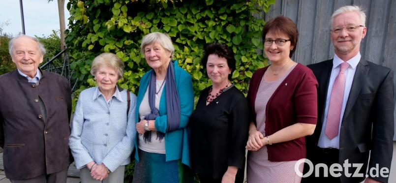 Der frühere Flosser Pfarrer und jetzige Dekan in Ruhe, Walter Hirschmann und seine Frau Marianne Hirschmann waren unter den Ehrengästen der Feier. Karin Pausch, Elisabeth Market, Vorsitzende Christa Riedel und Pfarrer Wilfried Römischer (von links) freuten sich über den Besuch. Bild: le