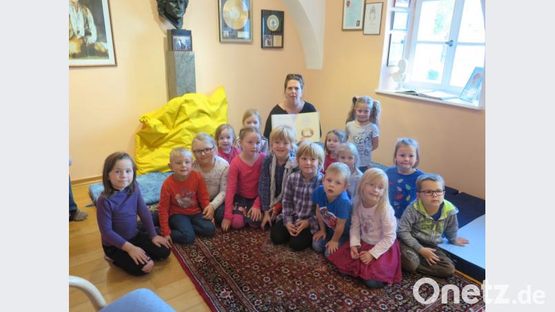 Kerstin Graf versteht es auch diesmal wieder, die Buben und Mädchen mit ihren Bilderbuchgeschichten in ihren Bann zu ziehen. Bild: jzk