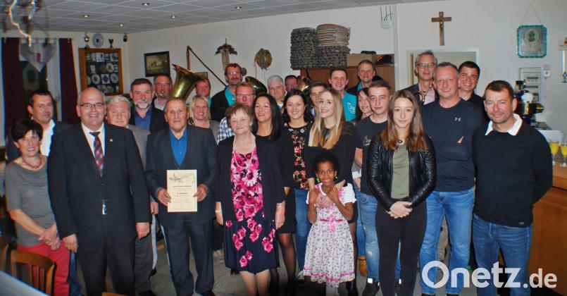 Die Schar der Gratulanten war groß, als Walter Küblböck (vorn mit Urkunde) im Gasthof zum Tillenblick seinen 80. Geburtstag feierte: Ehefrau Elisabeth (neben ihm), Kinder und Enkel sowie Edeltraud Köstler (Pfarrei), Christian Hebert, Bürgermeister Klaus Meyer, Seniorenbeauftragter Franz Danhauser, Arthur Sommer (ARGE Grenzlandturm) (von links) und die Blaskapelle Ernestgrün (im Hintergrund). Bild: enz