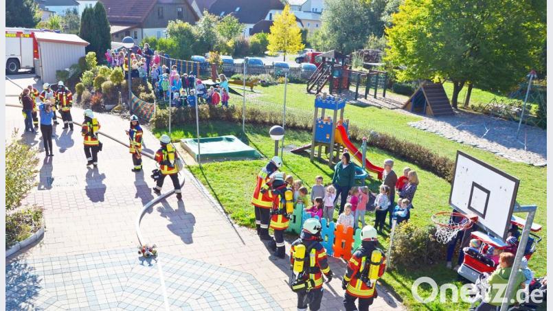 Alles klappt wie am Schnürchen bei der Großübung zum Abschluss der Brandschutzerziehung im Kinderhaus St. Elisabeth: Ruckzuck sind die Mädchen und Buben evakuiert und die Feuerwehr vor Ort, um den angenommenen Brand zu löschen und die vermisste Person zu retten. Bild: ü