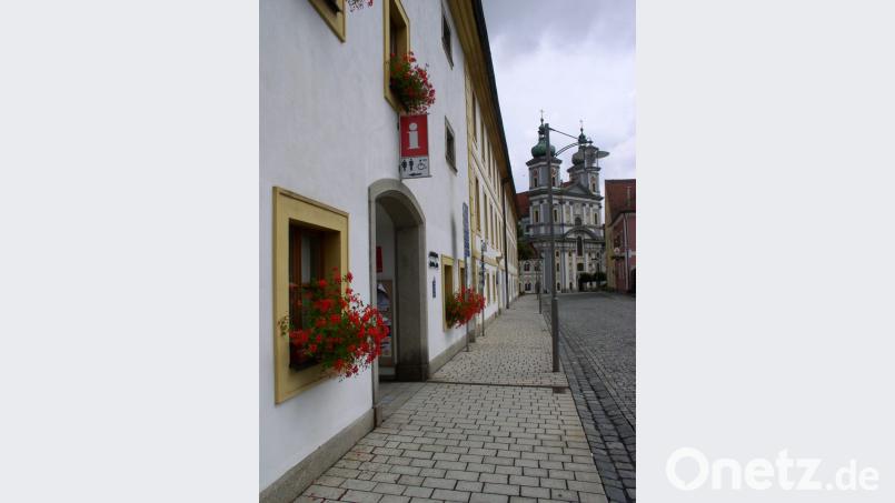 Am Johannisplatz gibt es wieder einen kostenfreien öffentlichen Wlan-Zugang. Die Antenne ist an der Tourist-Info montiert, die Technik dazu im Obergeschoß der Stadtbücherei. Bild: exb