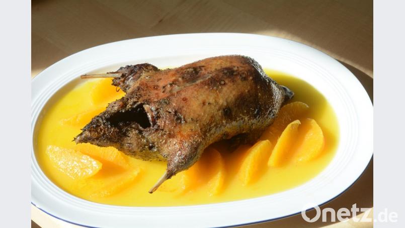 Die Ente zieht zuerst in Salzwasser sanft gar, bevor sie in den Backofen kommt. Bild:  Gabi Schönberger