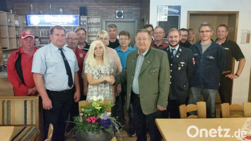 Roland Heldwein (Zweiter von links) begrüßt Sabine Baier (Mitte). Seit 6. Oktober ist sie die neue Pächterin der Mehrzweckhalle. Auch Mehrzweckhallenbeauftragter Michael Heldwein (rechts vorne) freut sich über diese Entwicklung. Zu offiziellen Begrüßung sind auch die Eltern der Wirtin sowie die Thanhausener Vereinsvertreter gekommen. Bild: rdh