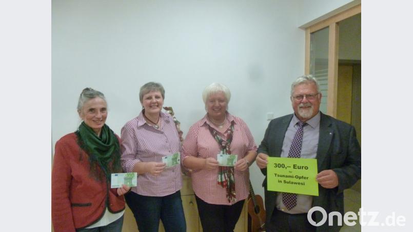 Resi Lorenz, Ulrike Schwab und Rita Gleißner übergeben die Spende für die Tsunami-Opfer auf Sulawesi an Pfarrer Arnold Pirner. Bild: rgl