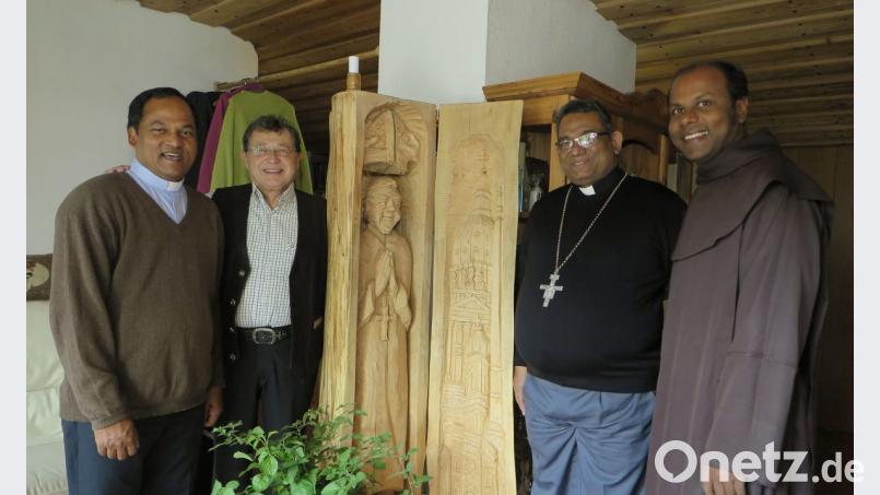 Hans Schuierer (Zweiter von links) überreichte eine Spende von 1000 Euro an die indischen Geistlichen Bacju Tulian, Paul Antony Mullassery und Francis Lawrance. (von links). Bild: Hirsch