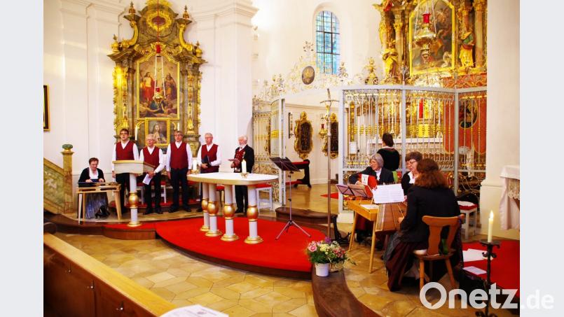 Auf dem Annaberg singen und musizieren der Schnaittenbacher Viergesang sowie Gruppen des Heimat- und Trachtenvereins Stamm Sulzbach-Rosenberg. Bild: müb