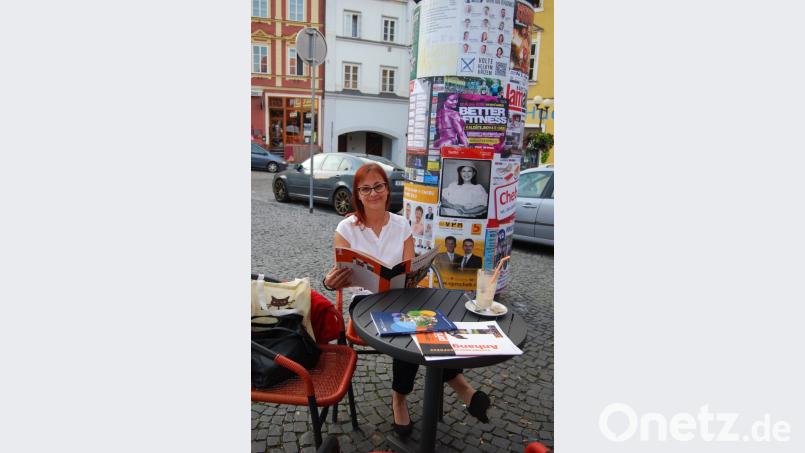 Petra Dubaničová Pažďorová unterrichtet Tschechisch an der Volkshochschule des Landkreises Tirschenreuth. Die junge Tschechin ist stolz, wenn „jemand kommt und meine Sprache lernen will“. Sie schwört auf das Lehrbuch „Tschechisch Express“. Bild: cgu