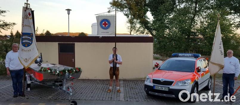 Stolz präsentierten die Wasserwacht Pfreimd und die BRK-Bereitschaft Pfreimd-Nabburg das neue Rettungsboot und das Einsatzfahrzeug für den &quot;Helfer vor Ort&quot;. Bild: hir