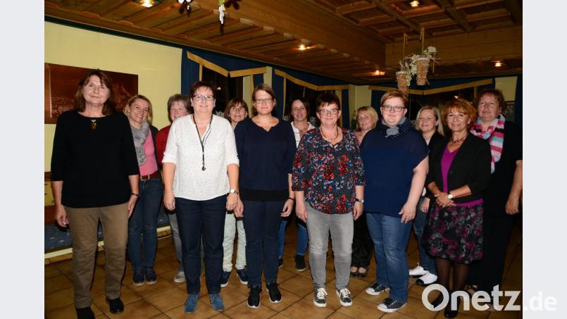 Sie stehen für einen aktiven Frauenbund: Stellvertretende Bezirksvorsitzende Inge Troppmann (links) und zweite Bürgermeisterin Lydia Ebneth (rechts), die wiedergewählte Vorsitzende Cornelia Schreffl, die neue zweiteVorsitzende Karin Haydn, Schatzmeisterin Christine Hösl und Schriftführerin Sabine Piller (von links). Die Beisitzerinnen (im Hintergrund) unterstützen den Vorstand. Bild: bey